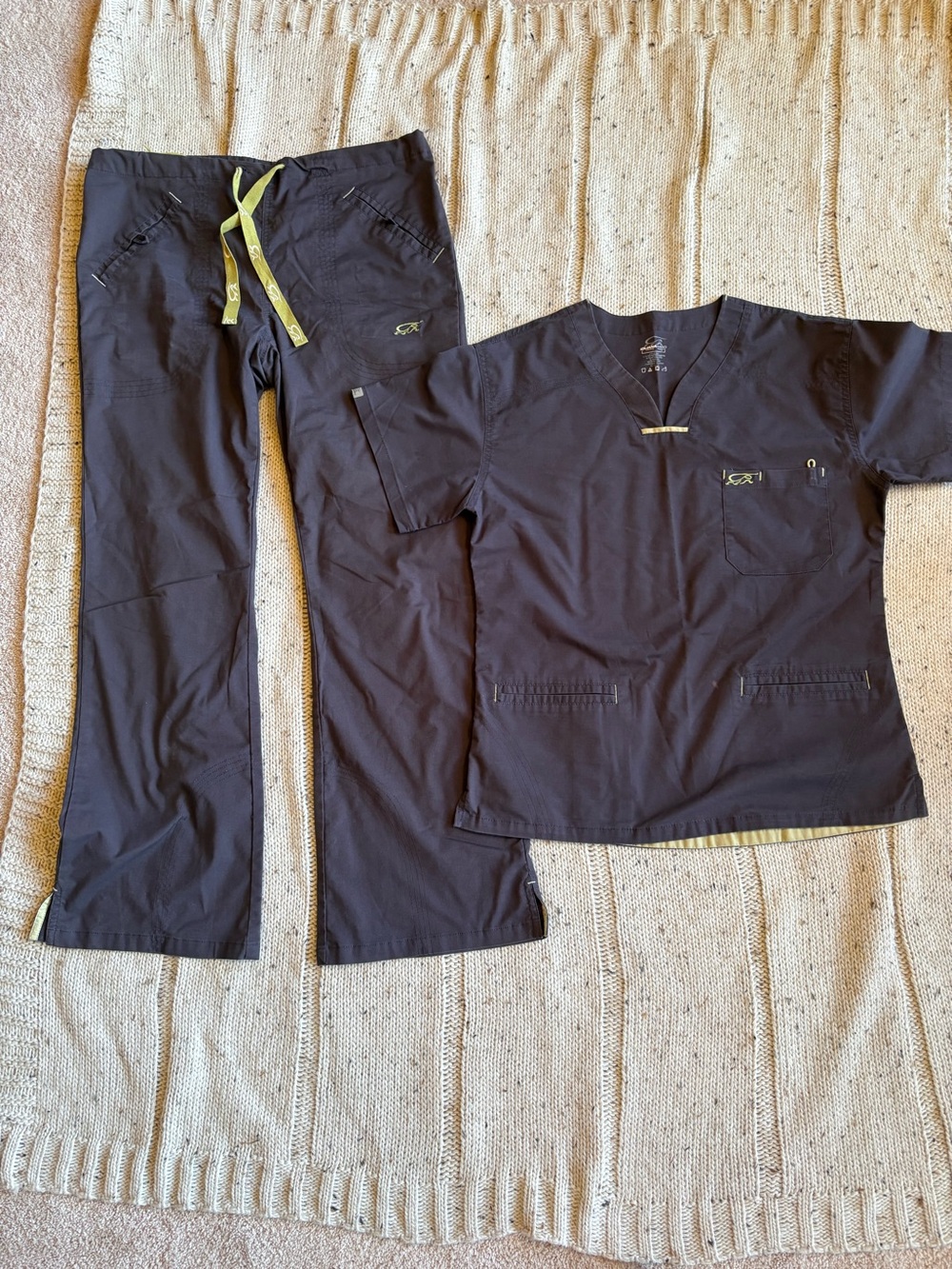 IguanaMed Scrub Set Women’s Small V-Neck Top & Pants Classic
